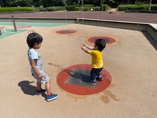 立沢公園の噴水で遊んでいる様子