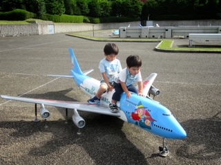 【東武ワールドスクウェア】飛行機にまたがる息子たち