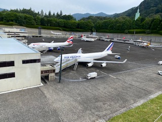 【東武ワールドスクウェア】新東京国際空港を走る車