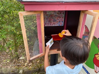 【東武ワールドスクウェア】スタンプを押す息子