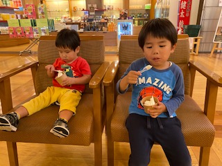 ラウンジでソフトクリームを食べている子どもたち