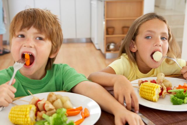 子供たちが食事している画像